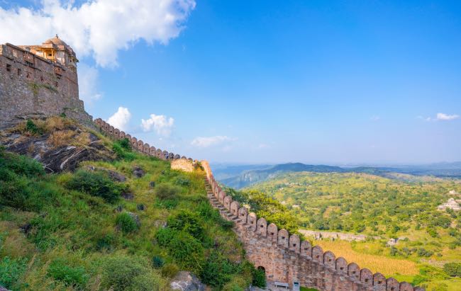 How long does it take to climb Kumbhalgarh Fort?
