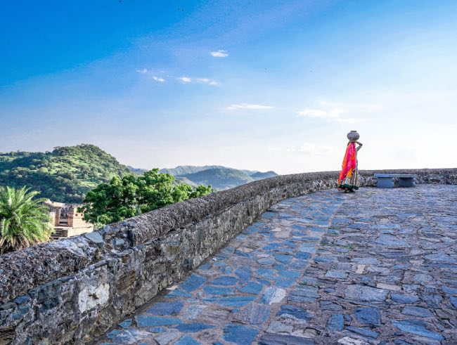 How long does it take to climb Kumbhalgarh Fort?